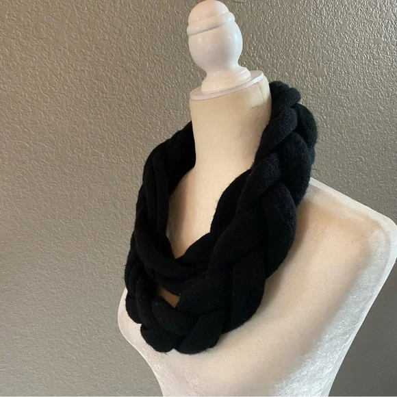 Kimchi blue infinity scarf black braided chunky knit urban outfitters - Picture 2 of 5